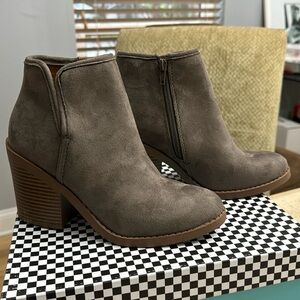 NWT Soda grey block heel booties size 6